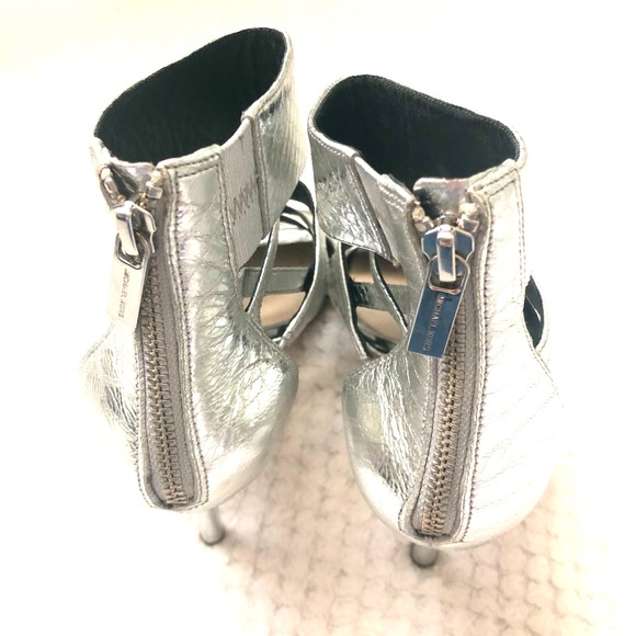 Michael Kors Shiloh Open Toe Silver Sandals - Picture 3 of 11